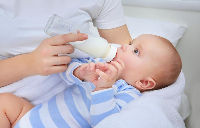 How to Take Care of a Baby Feeding Your Baby