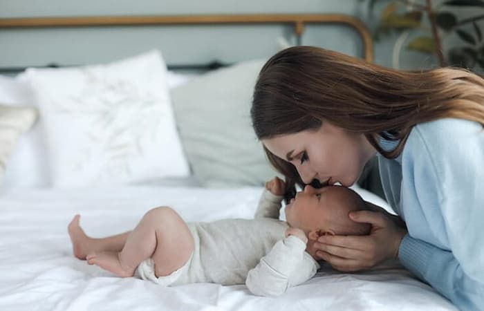 Understanding how to wake a newborn Sleep Pattern